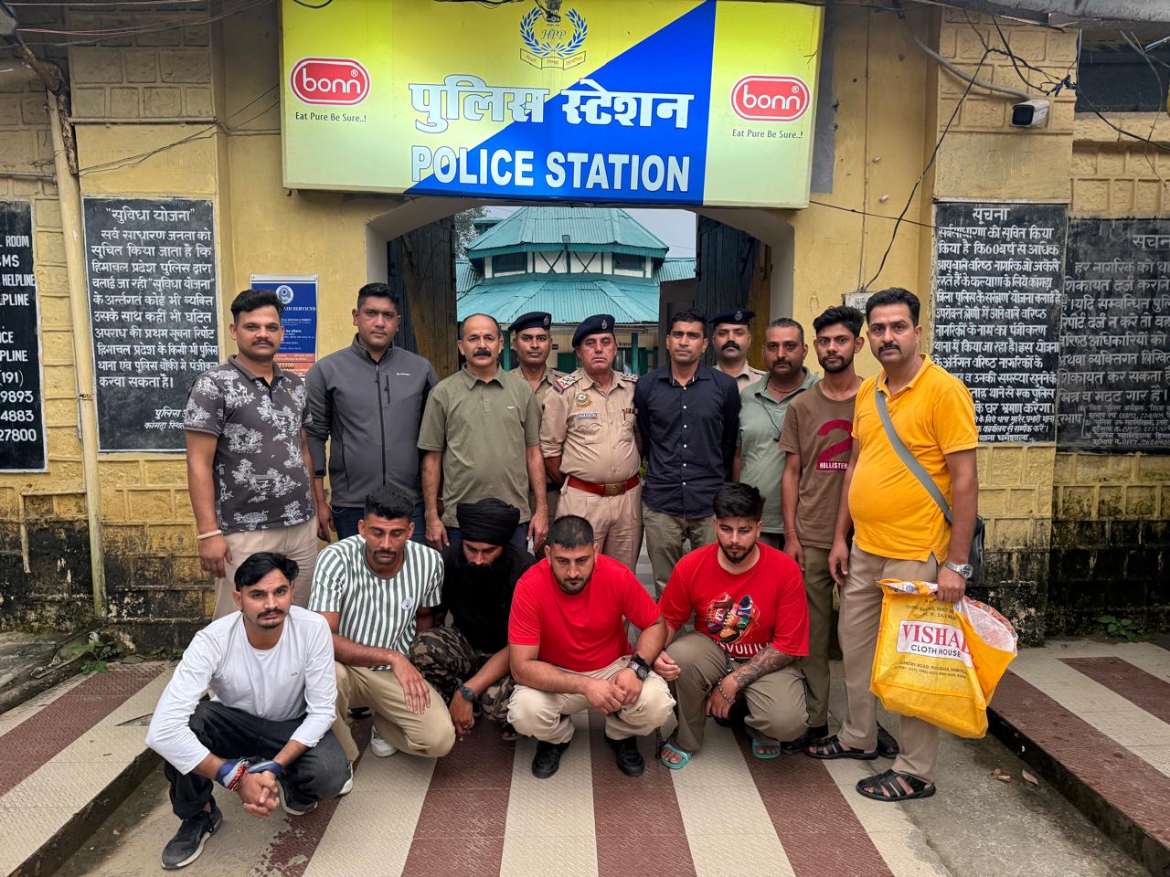 पकड़े गए आरोपी पुलिस टीम के साथ।