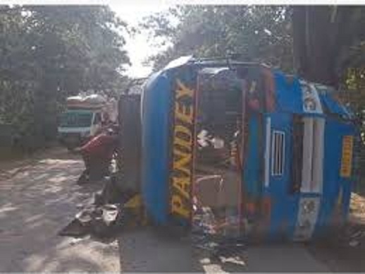 पन्ना-सतना नेशनल हाईवे पर  पेड़ से टकराकर पलटी यात्री बस