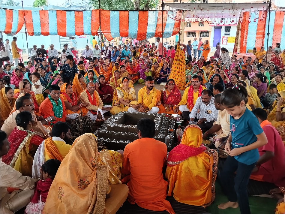 शिव महापुराण कथा के बाद यज्ञ में पूर्णाहूति डालते हुए यजमान एवं ग्रामीण।