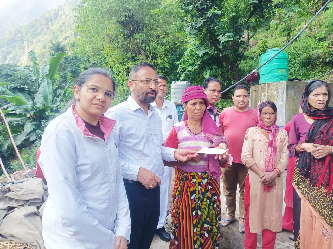 विधायक धनोल्टी और जिलाधिकारी टिहरी नागणी क्षेत्र के आपदा प्रभावित गांवों का  स्थलीय निरीक्षण करते।