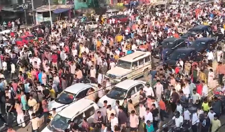 असमः गुवाहाटी में जुबीन के पार्थिव शव की यात्रा के दौरान सड़क पर उमड़े प्रशंसकों के जनसमुद्र का दृश्य