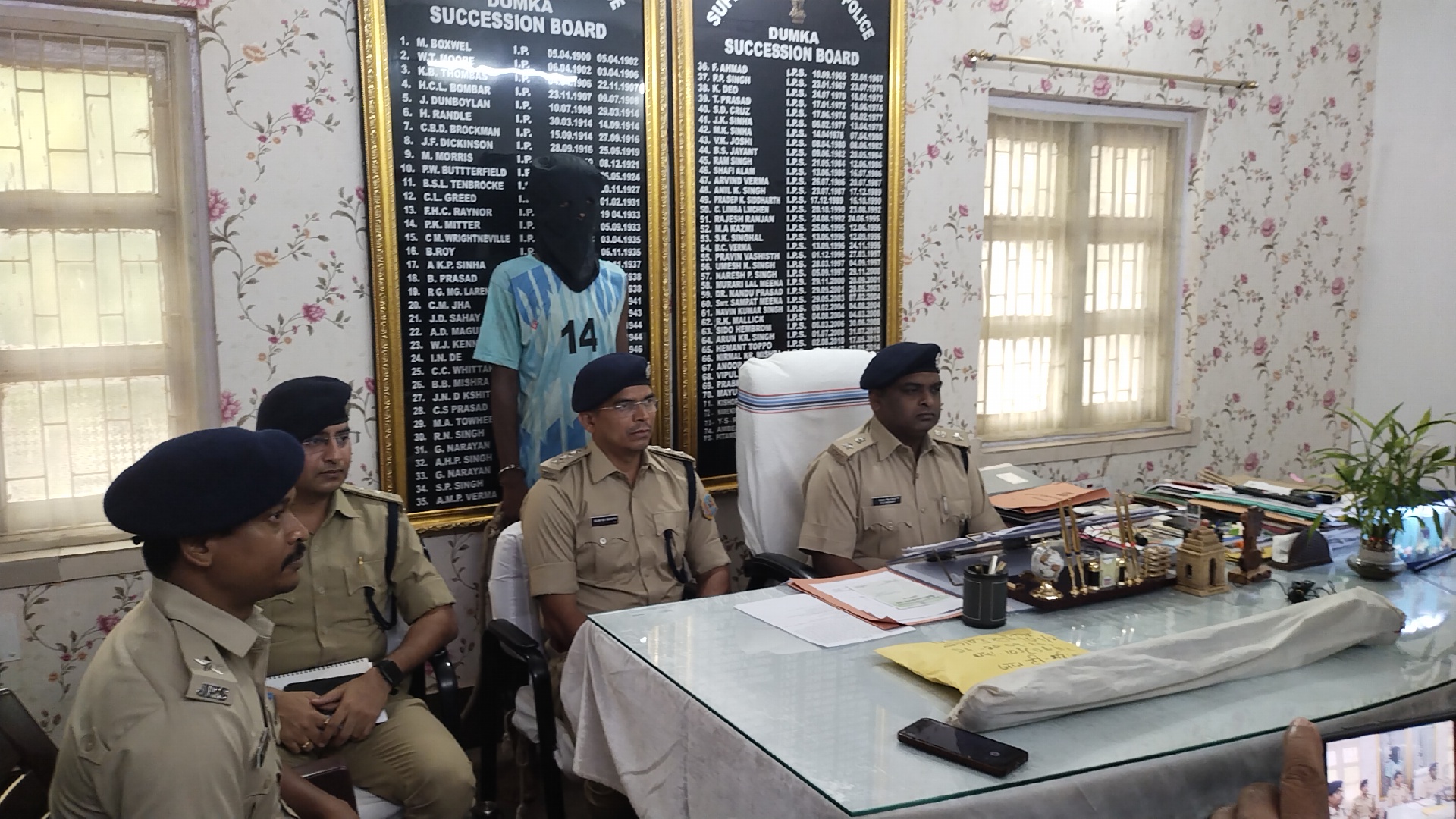 प्रेसवार्ता कर जानकारी देते एसपी