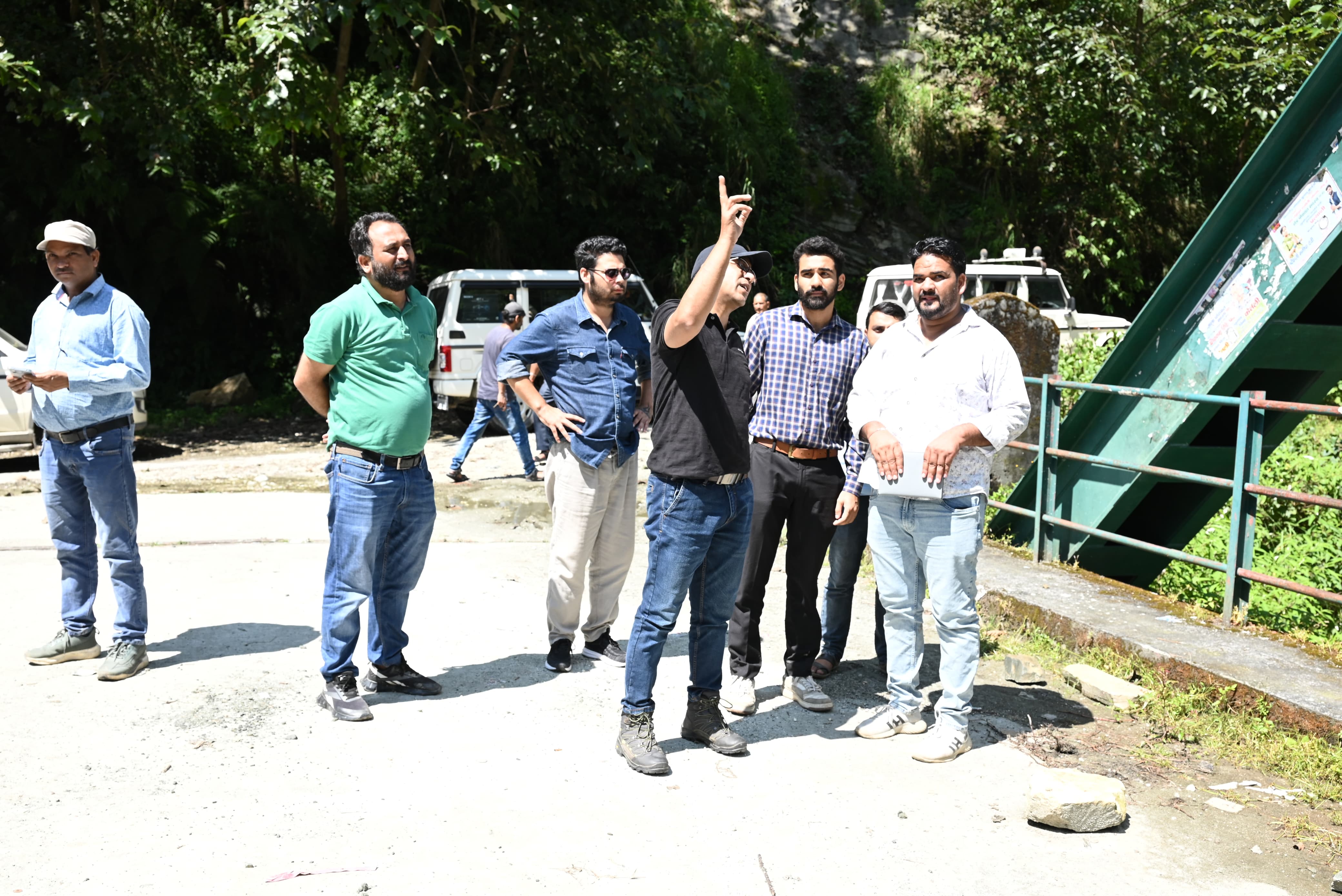 अस्सी गंगा क्षेत्र के आपदा प्रभावित क्षेत्रों का स्थलीय निरीक्षण करते डीएम