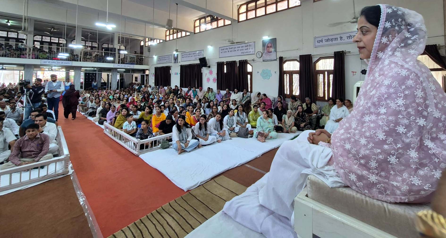 इंग्लिश मीडियम समागम में प्रवचन करती बहन कमलदीप कौर।