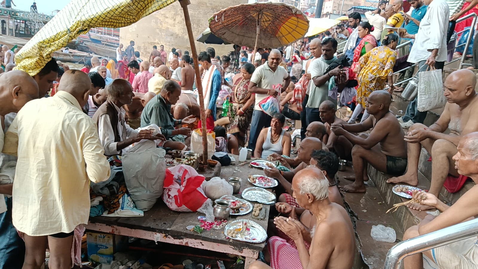 गंगा तट पर पिंडदान करते श्रद्धालु