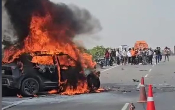 धू धू कर जलती कार