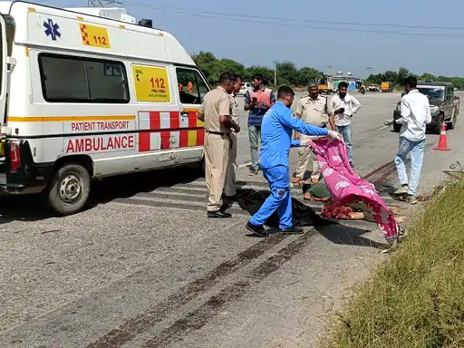 मौके पर शव को कब्जे में लेती पुलिस।