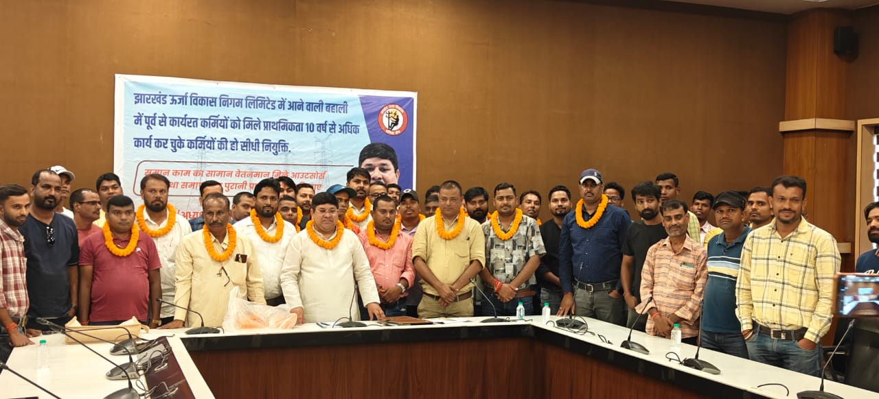 बैठक में शामिल अजय राय समेत अन्य