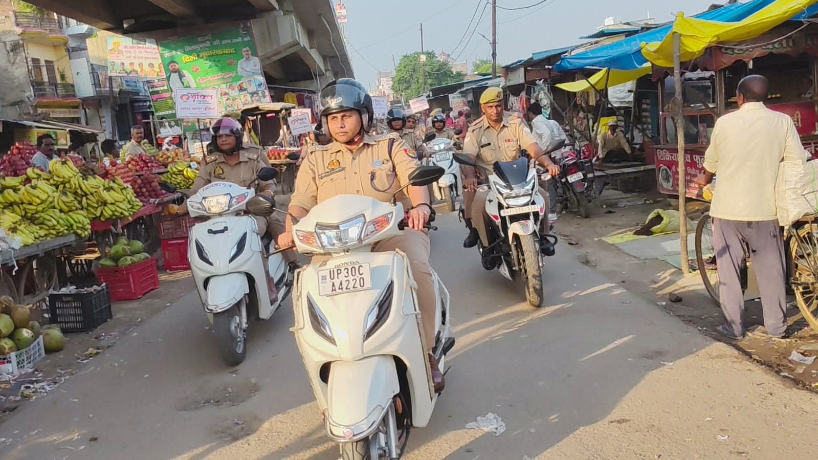 स्कूटी चलाती हुई एसपी अमेठी