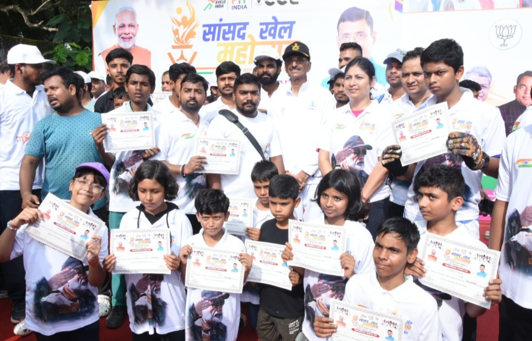 केंद्रीय रक्षा राज्य मंत्री और प्रतिभागियों की तस्वीर केंद्रीय रक्षा राज्य मंत्री और प्रतिभागियों की तस्वीर
