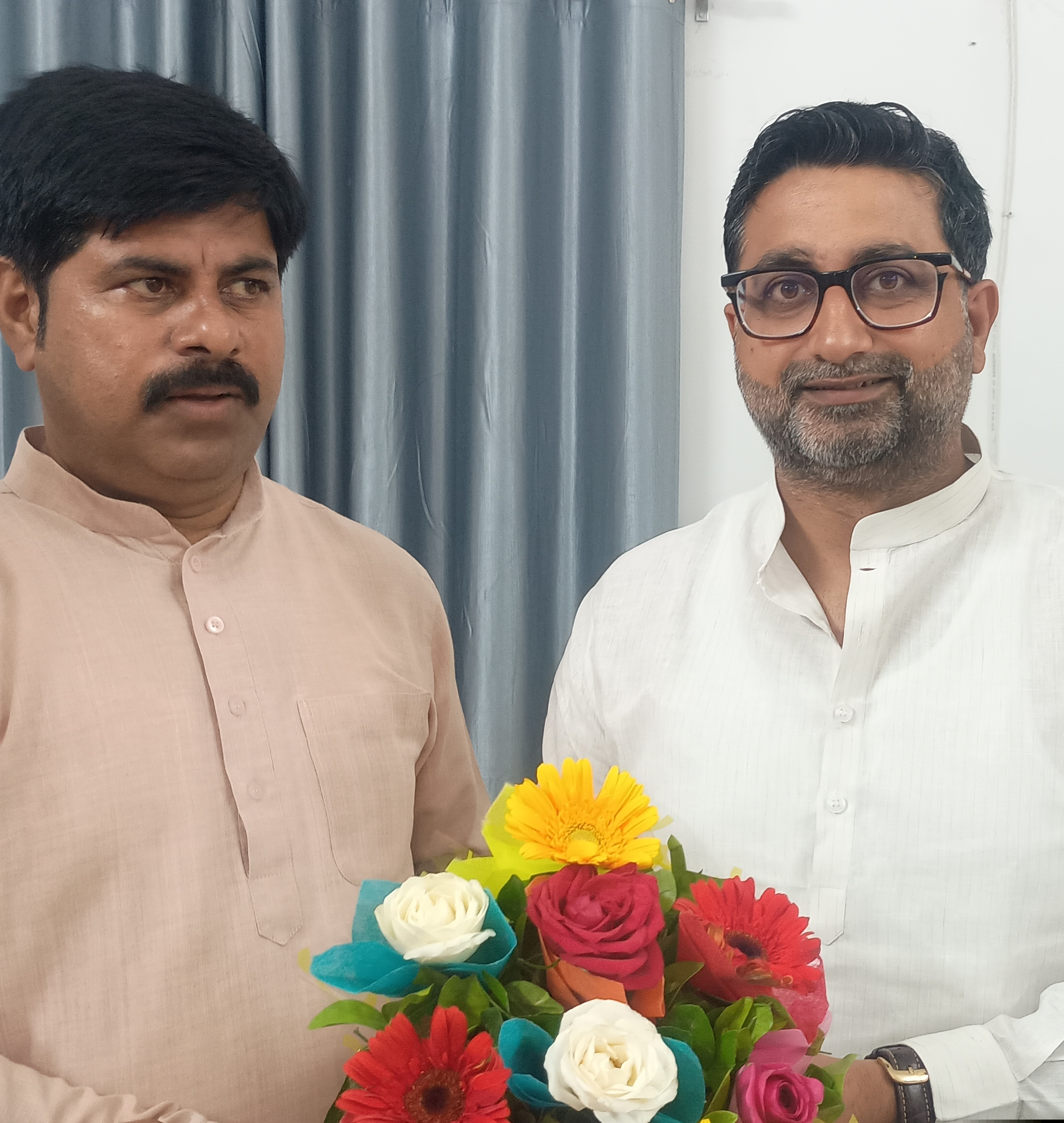 राज्य मंत्री दानिश आजाद को बुके देकर सम्मानित करते हुए जिला अल्पसंख्यक समुदाय के अध्यक्ष मेराज अहमद