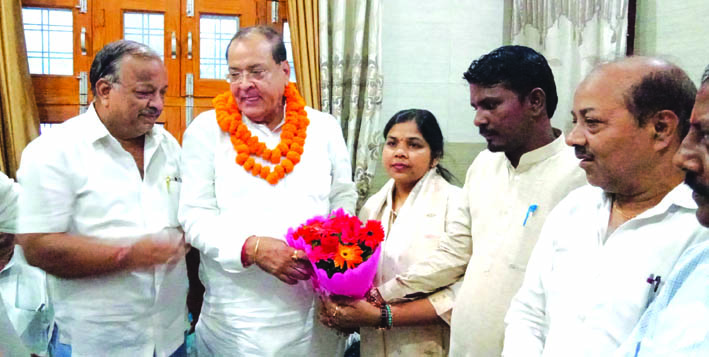 स्वागत करते हुए