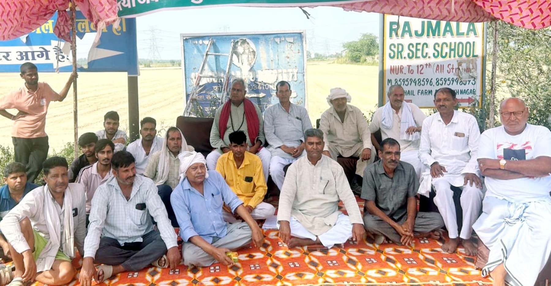 गुरुग्राम के खंड फर्रखनगर क्षेत्र में टूटी सडक़ों के विरोध में धरने पर बैठे लोग।