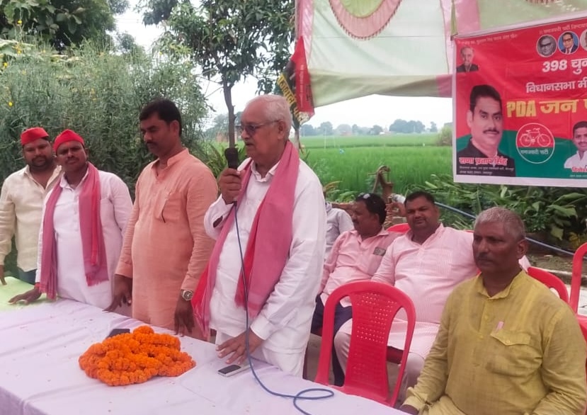 रघुनाथपुर सरैया गांव में पीडीए जनपंचायत को सम्बोधित करते पूर्व विधायक जगतंबा सिंह पटेल।