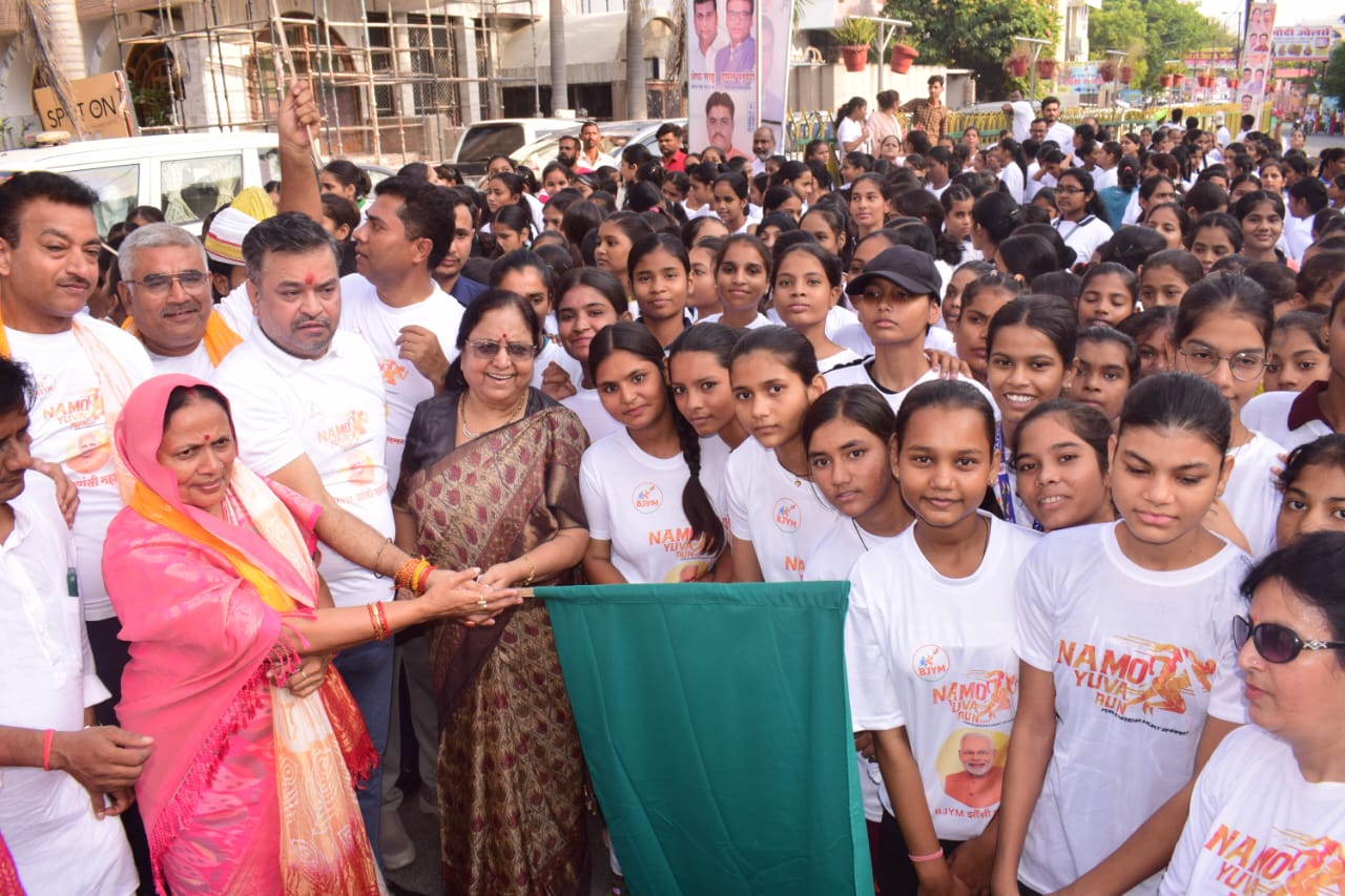 नमो रन को हरी झंडी दिखाकर रवाना करते हुए प्रभारी मंत्री व प्रदेश  महामंत्री अनूप गुप्ता