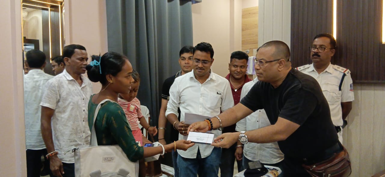 असल मालिक को मोबाइल लौटाते थाना प्रभारी