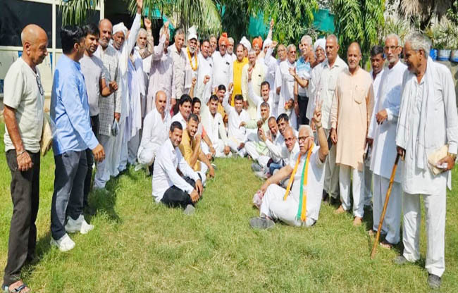 सोनीपत: प्रबुद्ध नागरिकों को सम्मानित करते हुए प्रधान बिजेंद्र मलिक