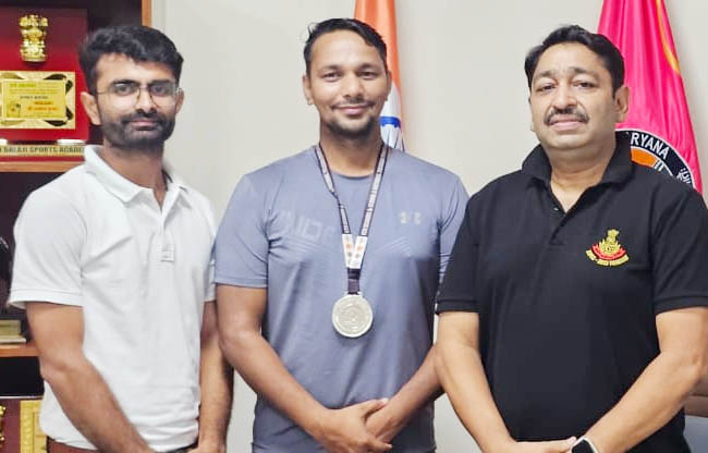 सोनीपत: विजेताओं के साथ कुलपति अशाेक कुमार