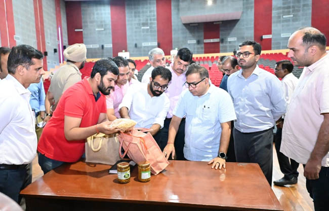 सोनीपत: उपायुक्त सुशील सारवान     अधिकारियों के साथ स्थल का निरीक्षण करते हुए