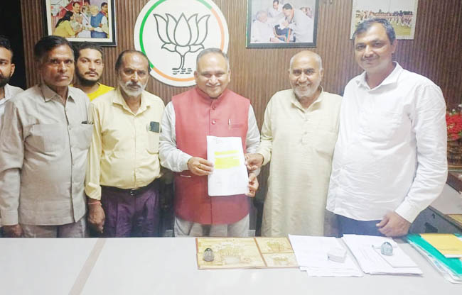 सोनीपत: मेयर राजीव जैन को शहरवसी  ज्ञापन देते हुए