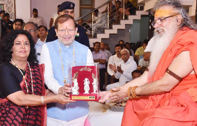 सोनीपत: पर्यटन मंत्री अरविंद शर्मा संतों से आशीर्वाद लेते हुए