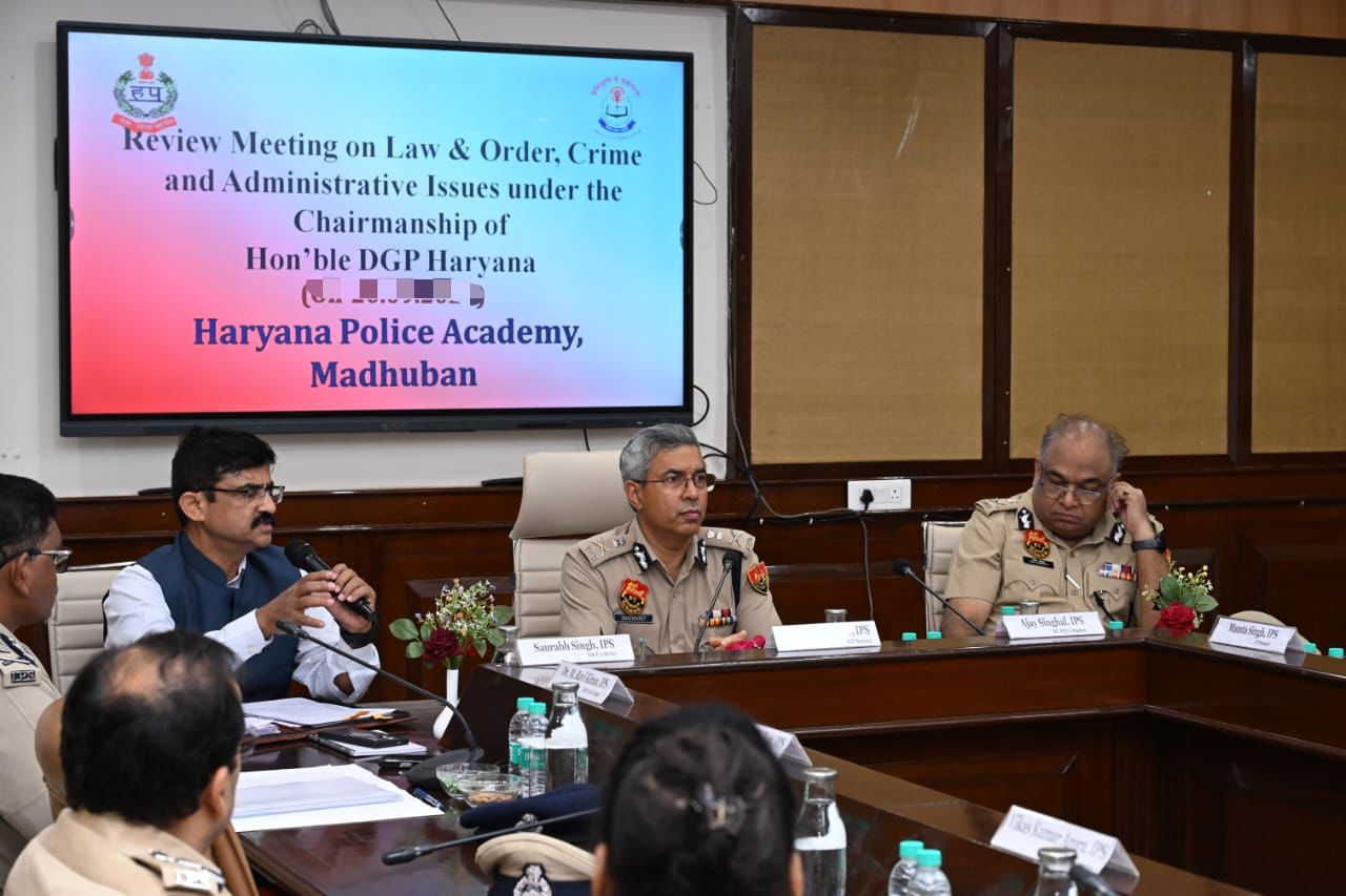 हरियाणा पुलिस महानिदेशक पुलिस अधिकारियाें की बैठक लेते हुए