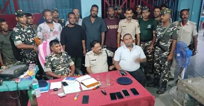 पुलिस गिरफ्त में पांचो विदेशी नागरिक