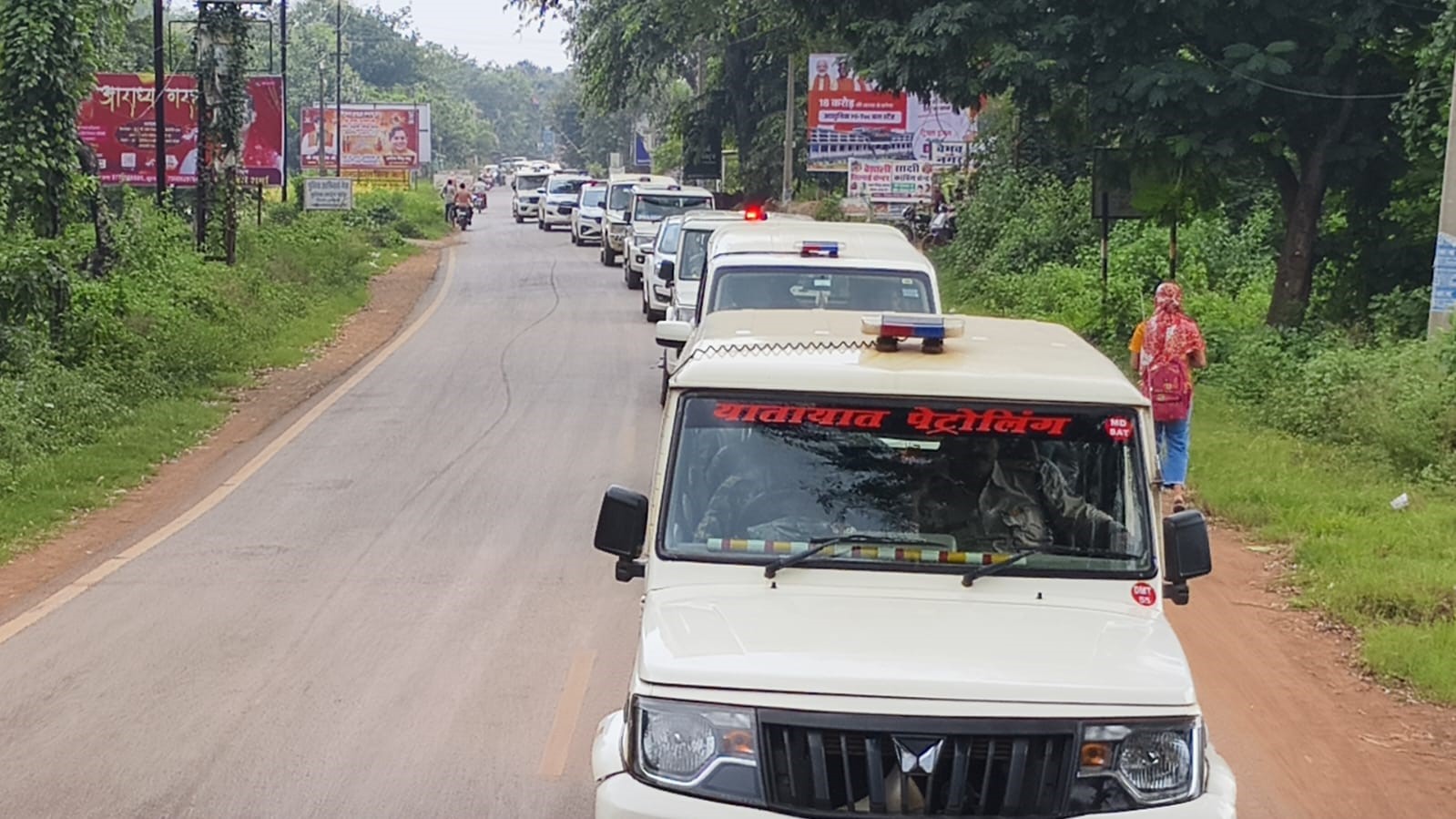 पुलिस वाहनों से फ्लैग मार्च करते हुए।