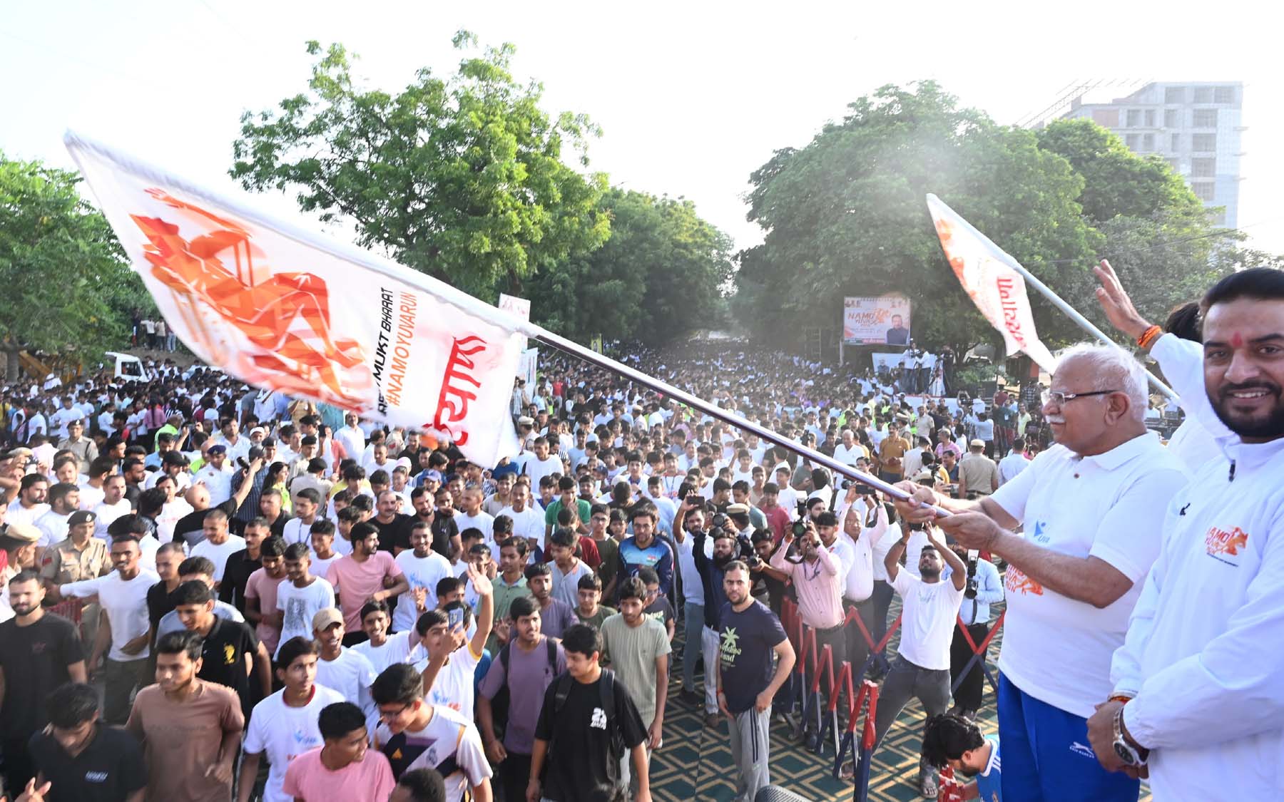 गुरुग्राम में नशामुक्त समाज के लिए नमो युवा रन को झंडी दिखाकर रवाना करते केंद्रीय मंत्री मनोहर लाल खट्टर।