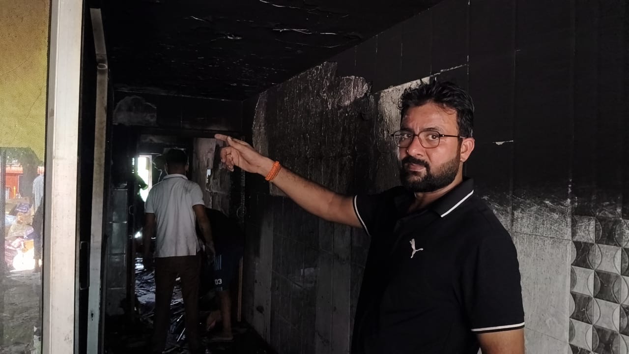 जानकारी देते हुए पवन।