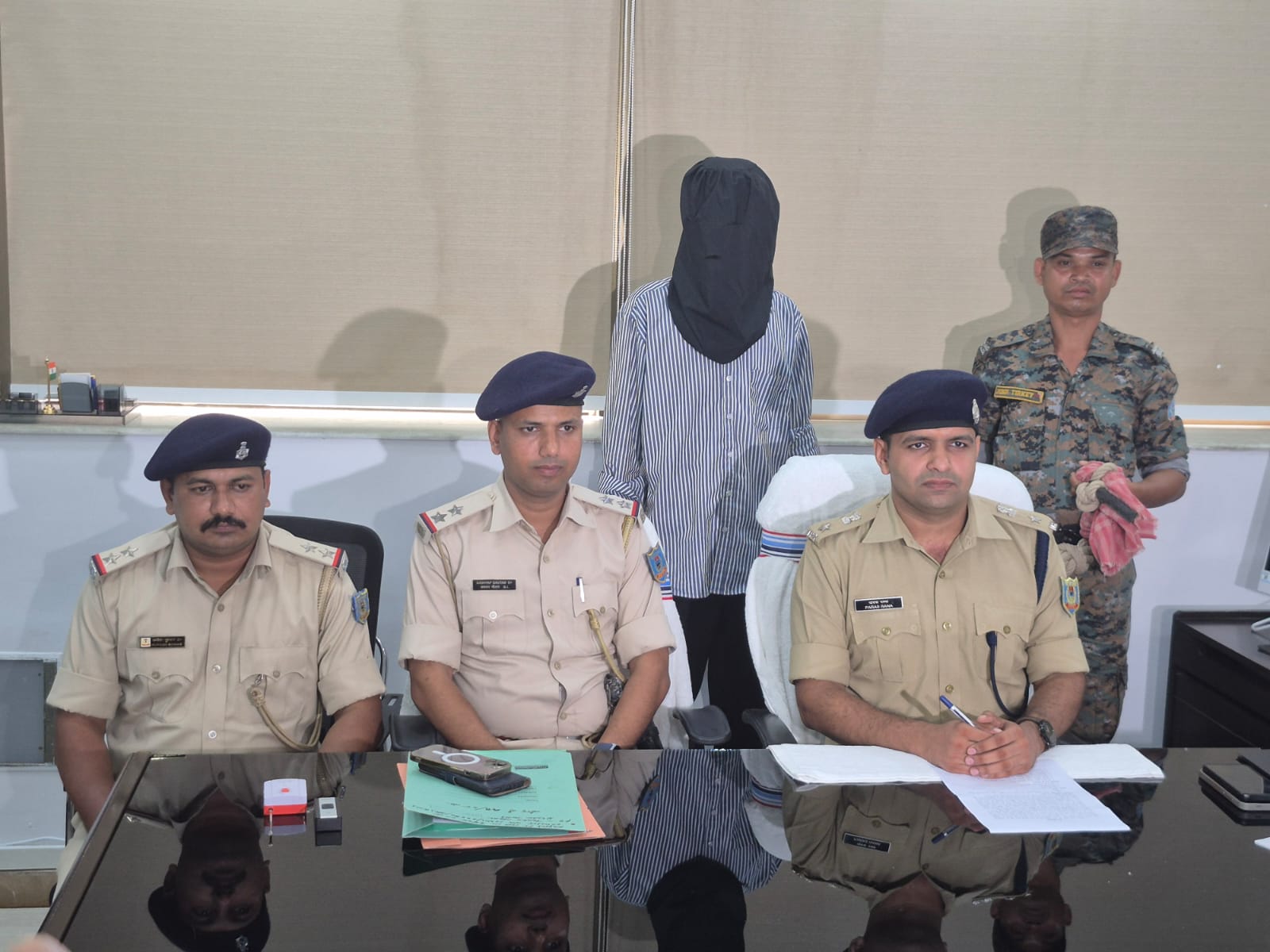प्रेस वार्ता  करते सिटी एसपी