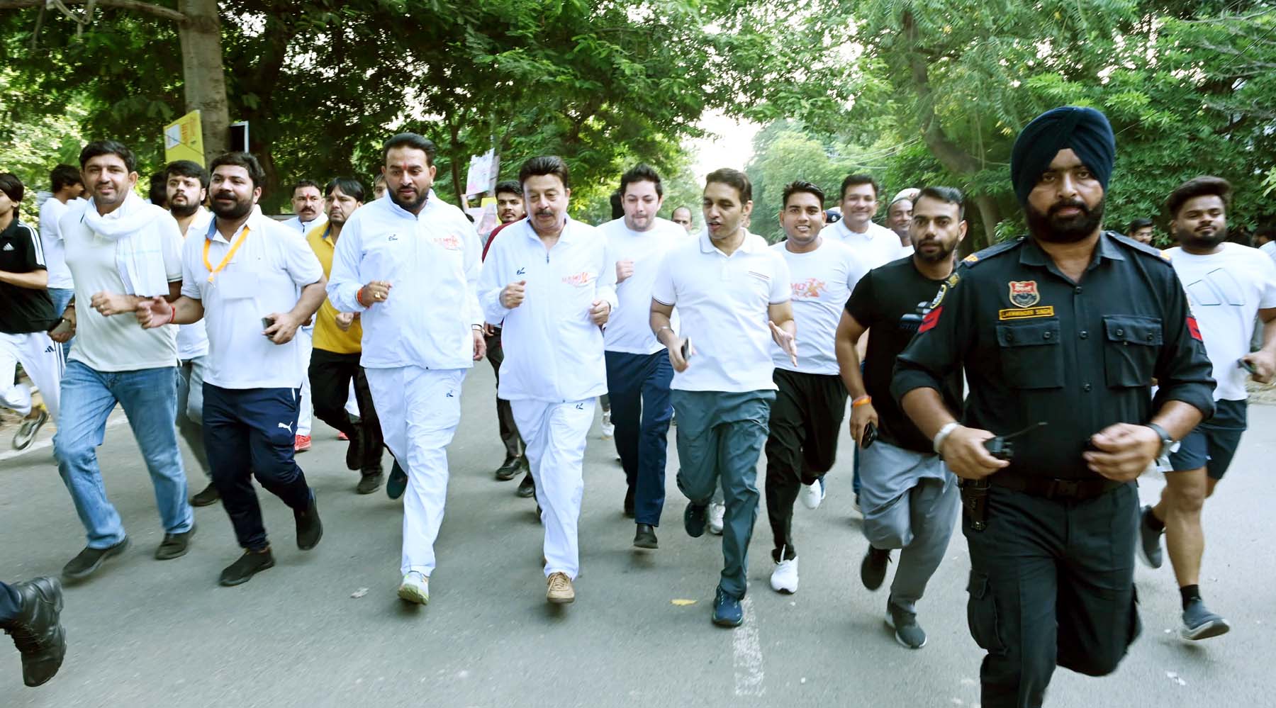 गुरुग्राम में आयोजित नमो युवा रन में दौड़ते हरियाणा के कैबिनेट मंत्री राव नरबीर सिंह, डीसी अजय कुमार व अन्य।