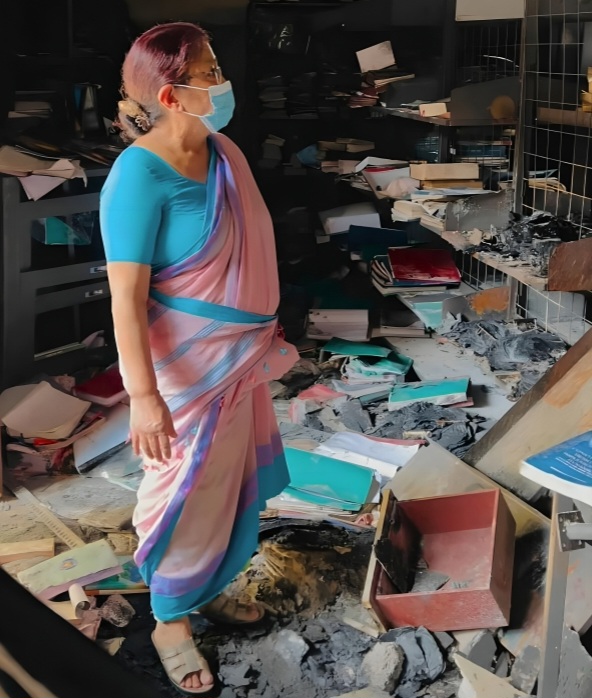 जल कर राख हो चुके घर पहुंची ओली की पत्नी