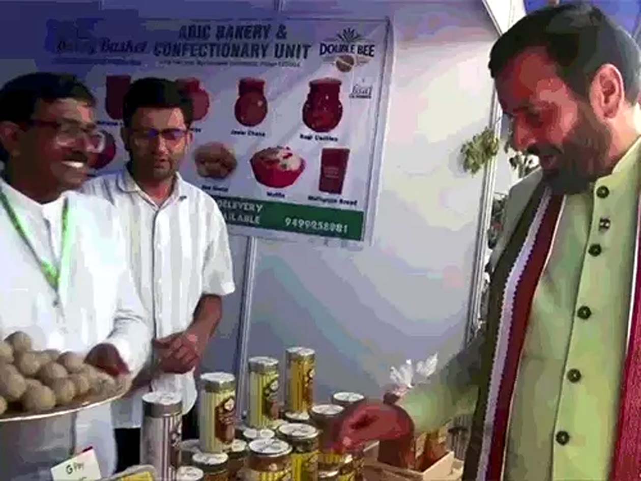हकृवि में आयोजित कृषि मेले में स्टॉल का अवलोकन करते मुख्यमंत्री नायब सिंह सैनी।