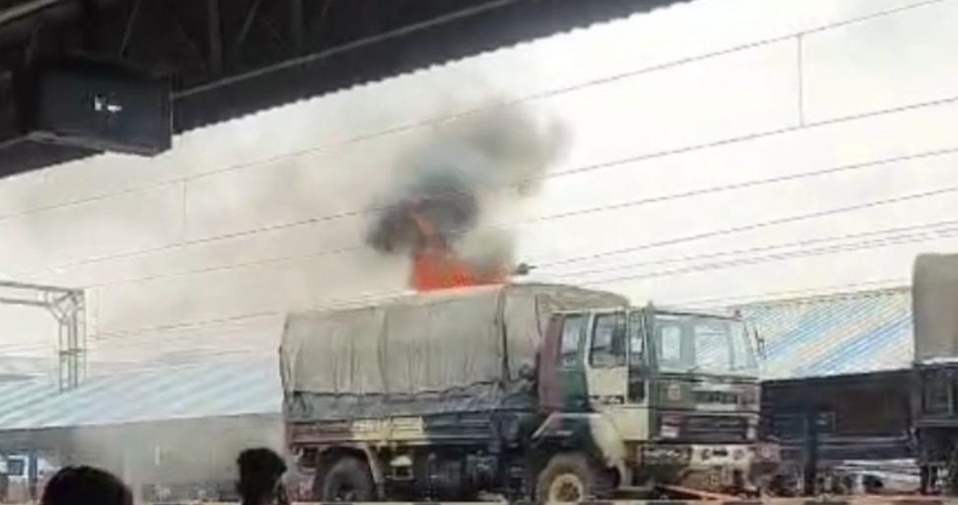 उज्जैन में ट्रेन की बोगी में रखे सेना के ट्रक में आगजनी उज्जैन में ट्रेन की बोगी में रखे सेना के ट्रक में आगजनी