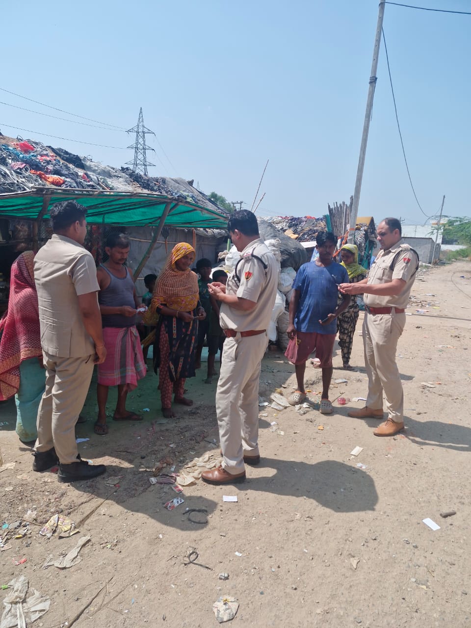 झज्जर जिला में बांग्लादेशियों की तलाशी के लिए मुहिम चलाते पुलिसकर्मी।