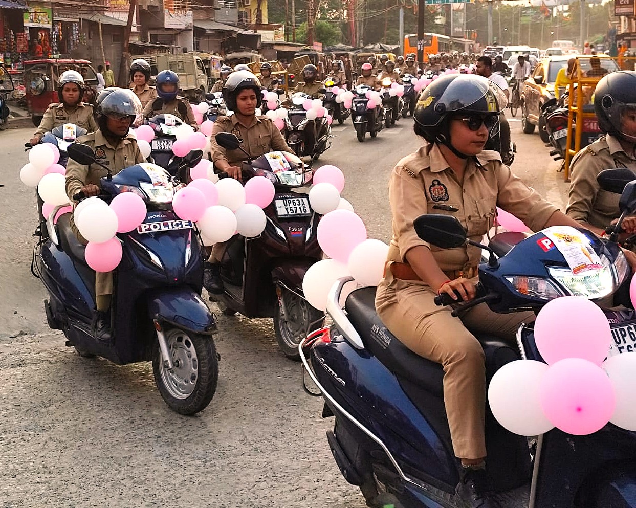 महिला पुलिस कर्मियों की स्कूटी रैली।