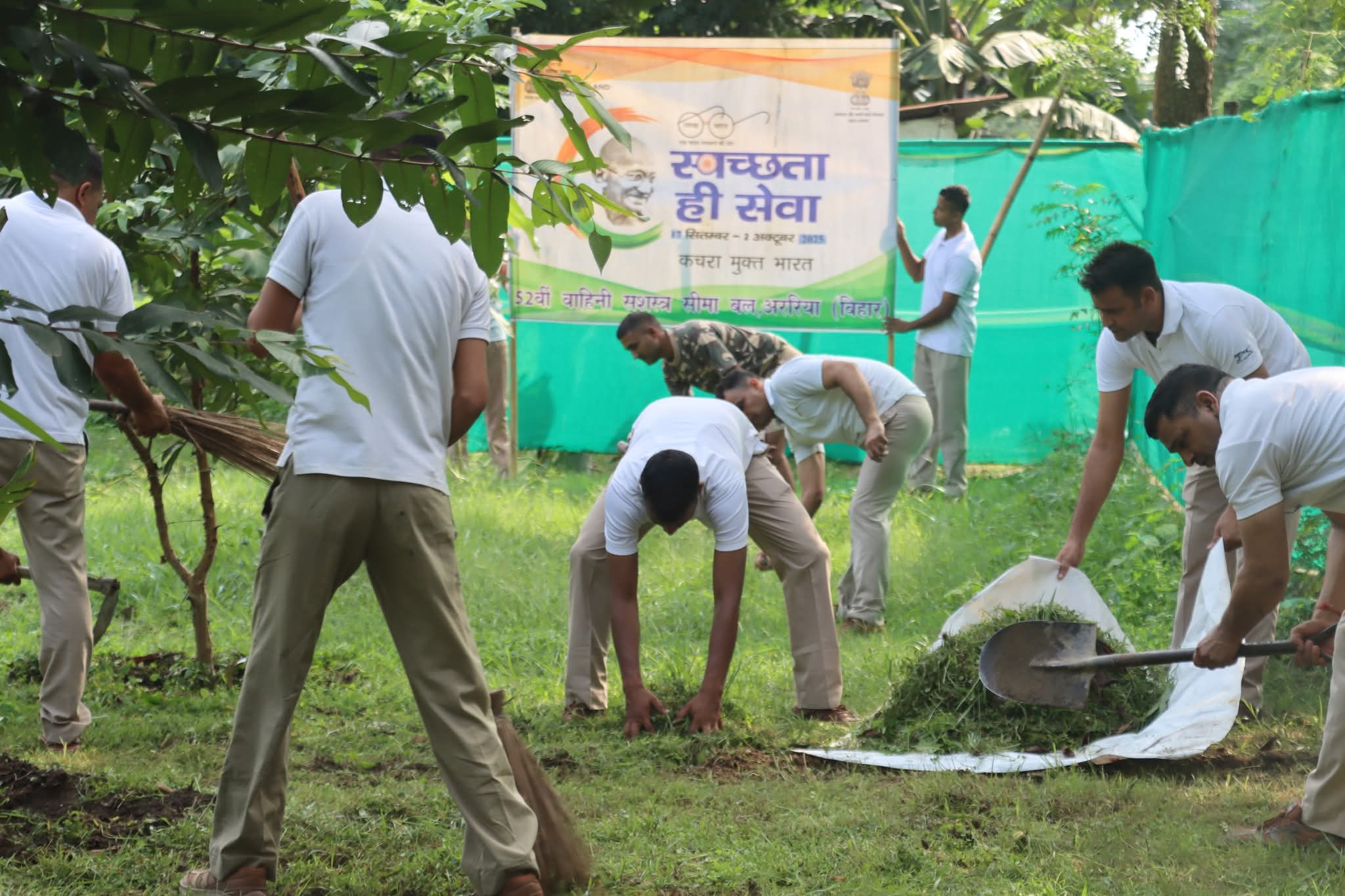 अररिया फोटो:एसएसबी हेडक्वार्टर की सफाई करते जवान