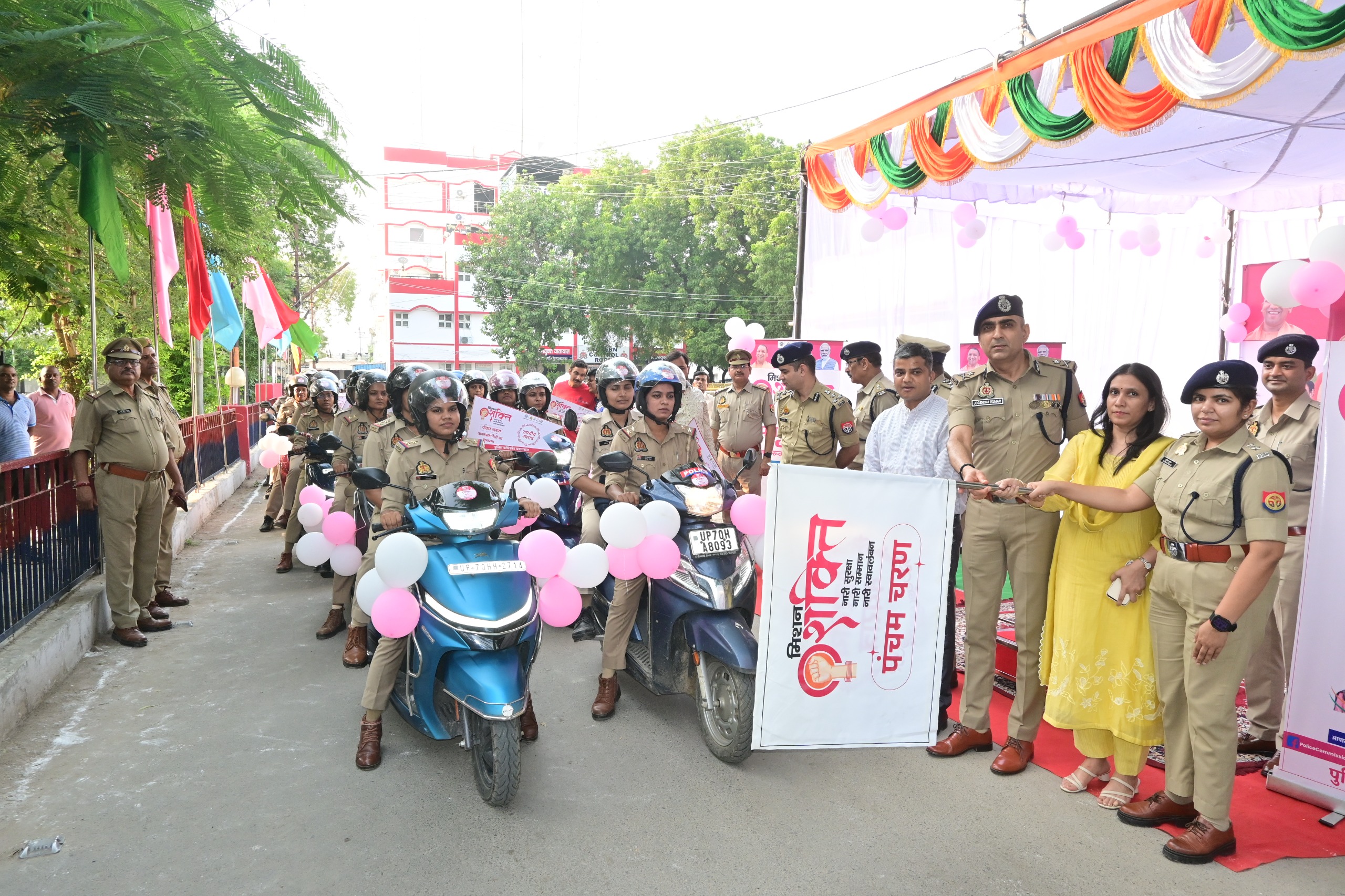 प्रयागराज पुलिस लाइंस से मिशन शक्ति 5.0 रैली का शुभारम्भ करते हुए नवनियुक्त मंडलायुक्त प्रयागराज सौमया अग्रवाल समेत अन्य पुलिस अधिकारियों का छाया चित्र