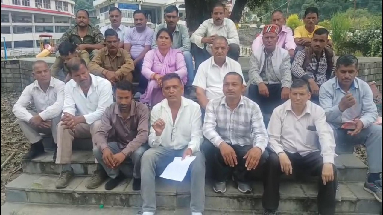 मंडी जिला पंचायत चौकीदार संघ के पदाधिकारी।