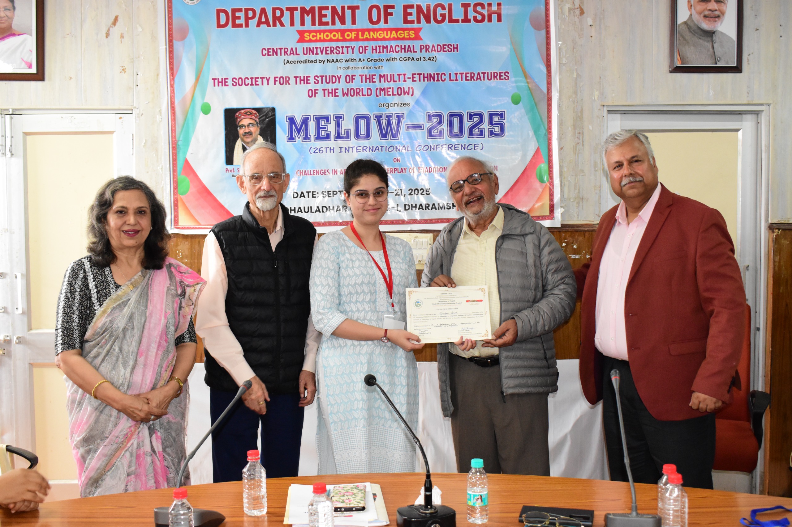 मैलो सम्मलेन के मौके पर पुरस्कृत प्रदान करते हुए मुख्यातिथि। मैलो सम्मलेन के मौके पर पुरस्कृत प्रदान करते हुए मुख्यातिथि।