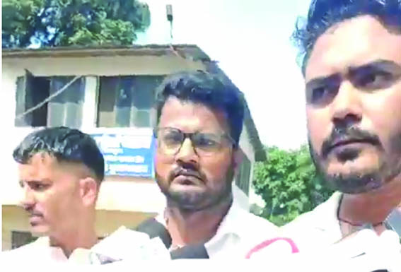 पत्रकारों से वार्ता करते हुए बेरोजगार संघ के सदस्य