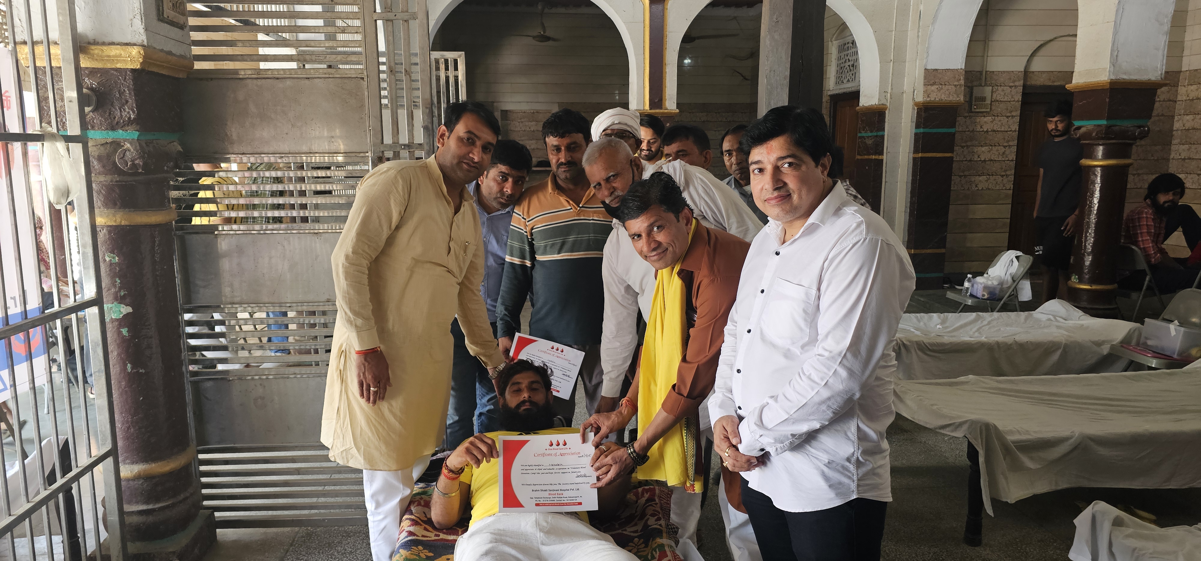 बहादुरगढ़ में आयोजित शिविर में एक रक्तदाता को सम्मानित करते भाजपा नेता दिनेश कौशिक।