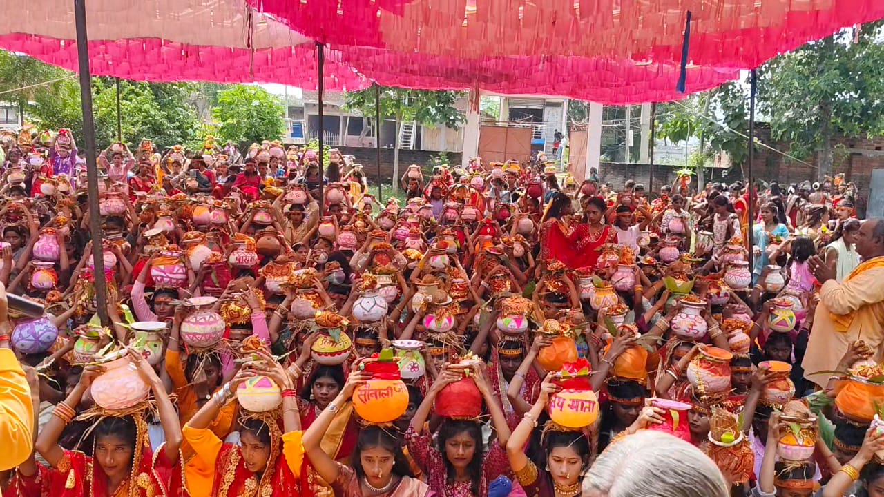 कलश यात्रा में श्रद्धालु