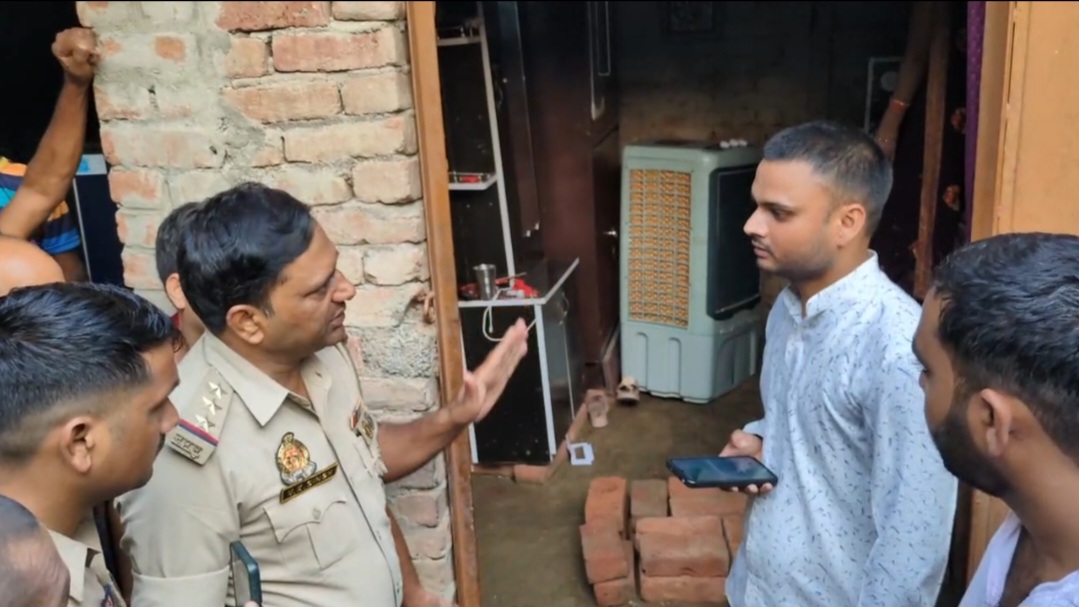 थाना प्रभारी द्वारा परिजनों से बात करने की फोटो