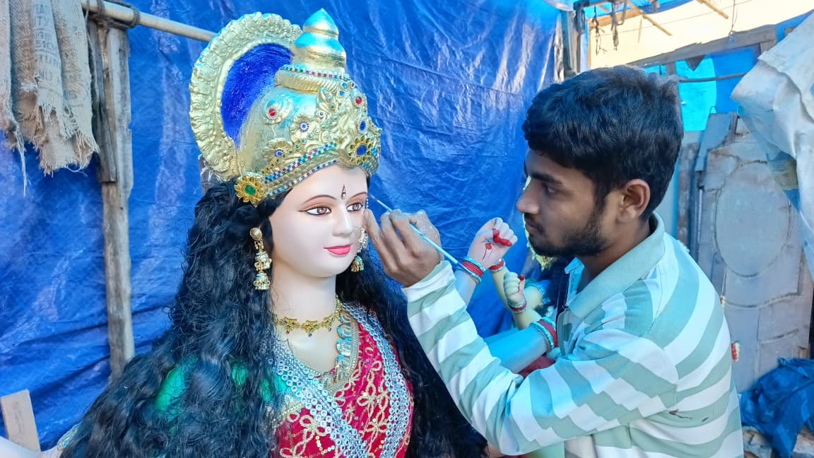 मूर्ति को अंतिम रूप देता हुआ मूर्तिकार।