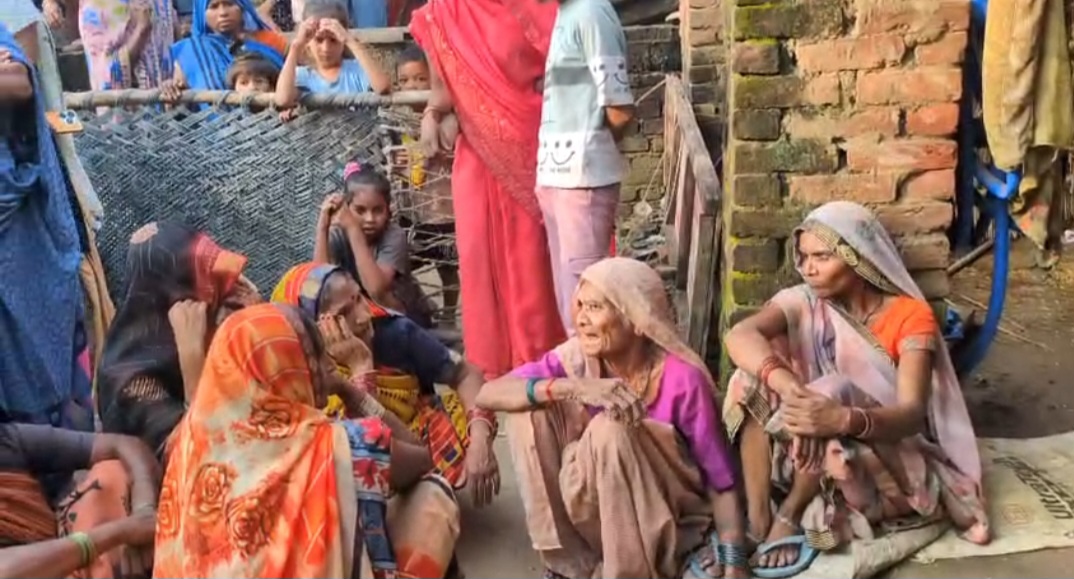 रोते बिलखते परिजन