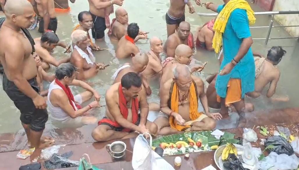 पूजा अर्चना करते श्रद्धालु