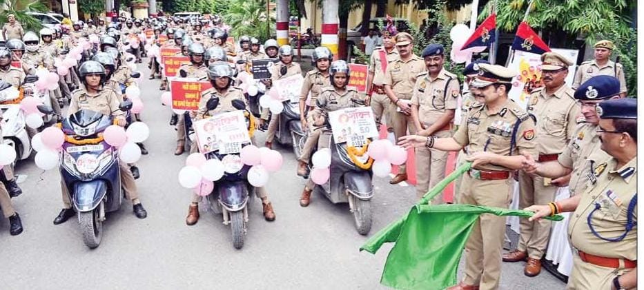 बाइक रैली को हरी झंडी दिखाते सीपी