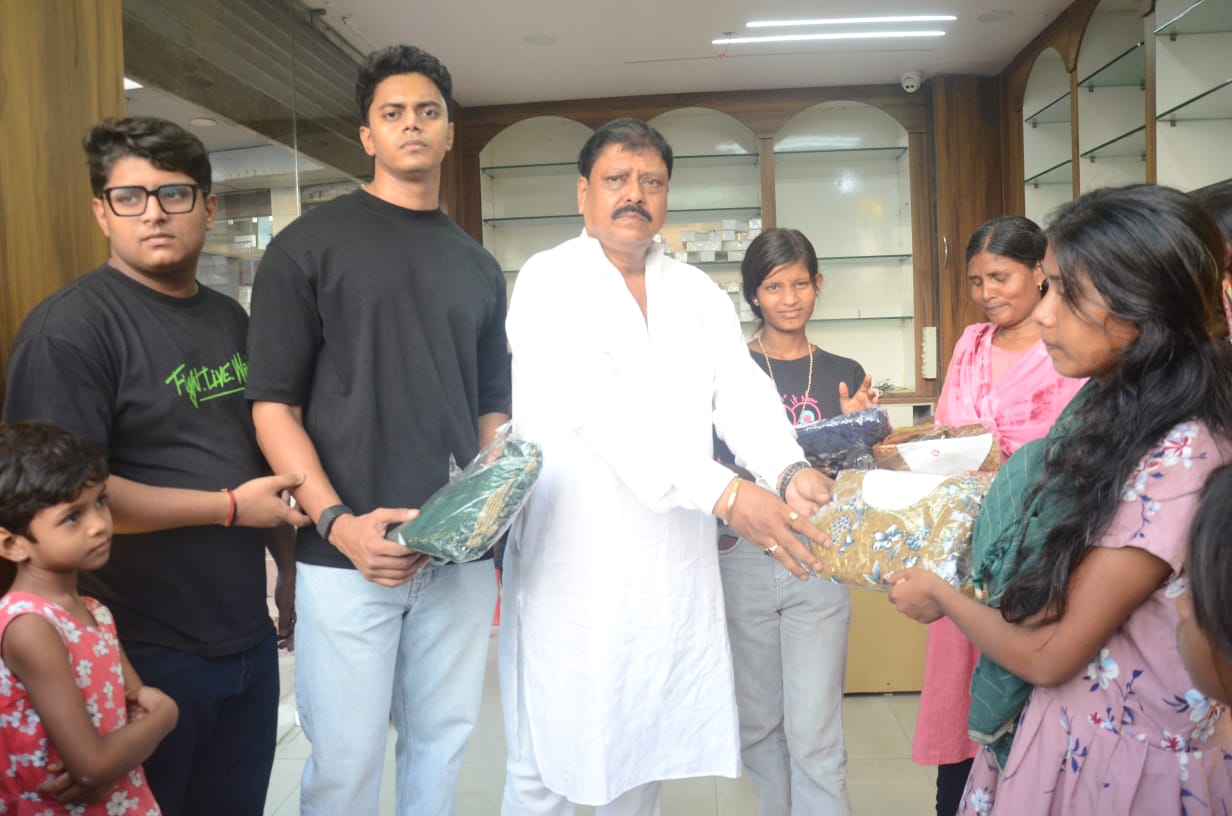 वस्त्र वितरण करते समाजसेवी रामाशंकर समेत अन्य